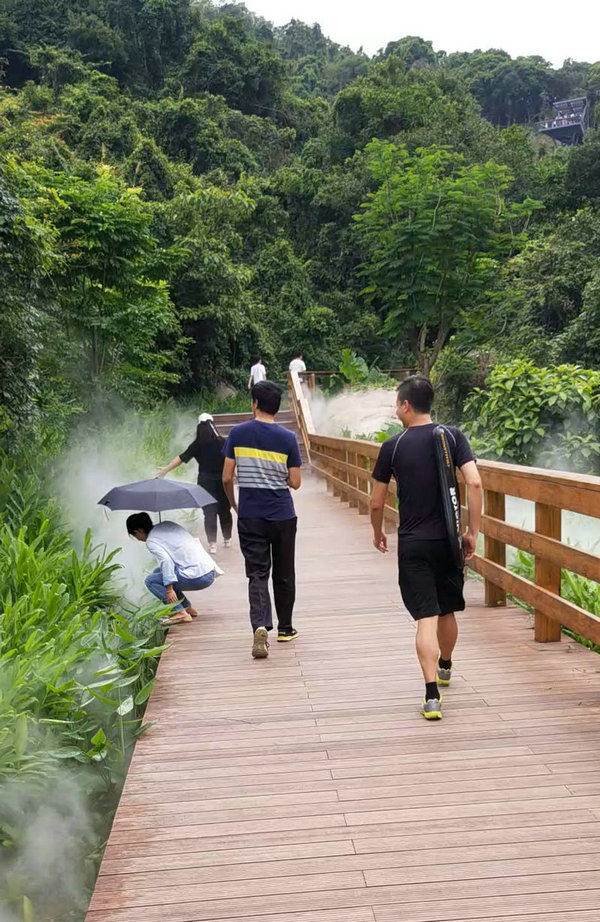 路途中，時(shí)而沾花惹草，時(shí)而風(fēng)度翩翩