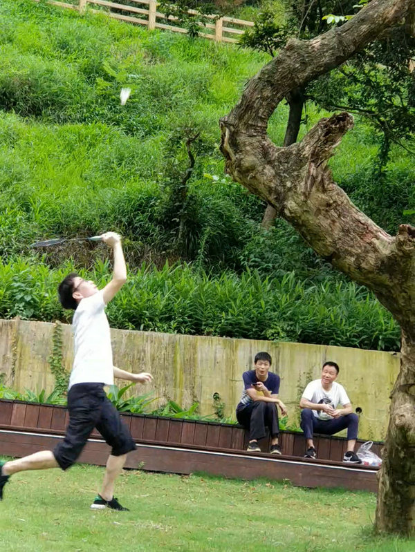 只要你肯拼，就一定不會(huì)孤獨(dú)，矚目你的人多著呢，掌聲歡呼聲時(shí)刻都在響起